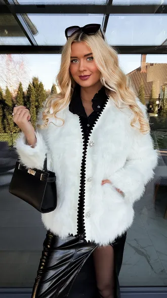 Lekkie śmietankowe futerko zapinane na ozdobne guziki ONE SIZE - R307