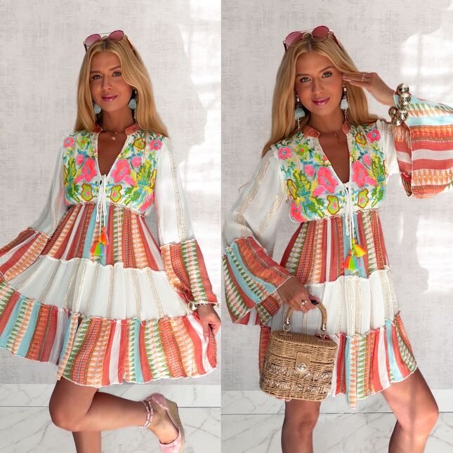Letnia sukienka w stylu BOHO z neonowymi ozdobami - S203