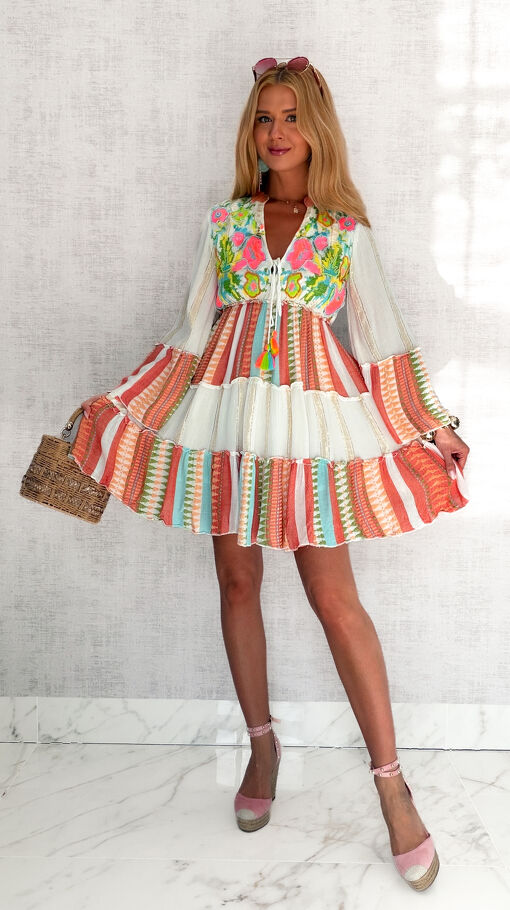 Letnia sukienka w stylu BOHO z neonowymi ozdobami - S203