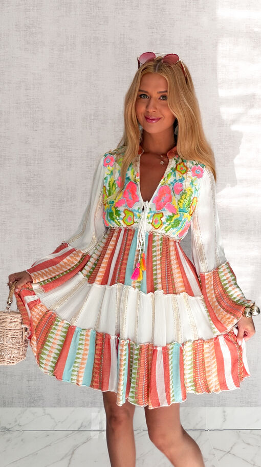 Letnia sukienka w stylu BOHO z neonowymi ozdobami - S203