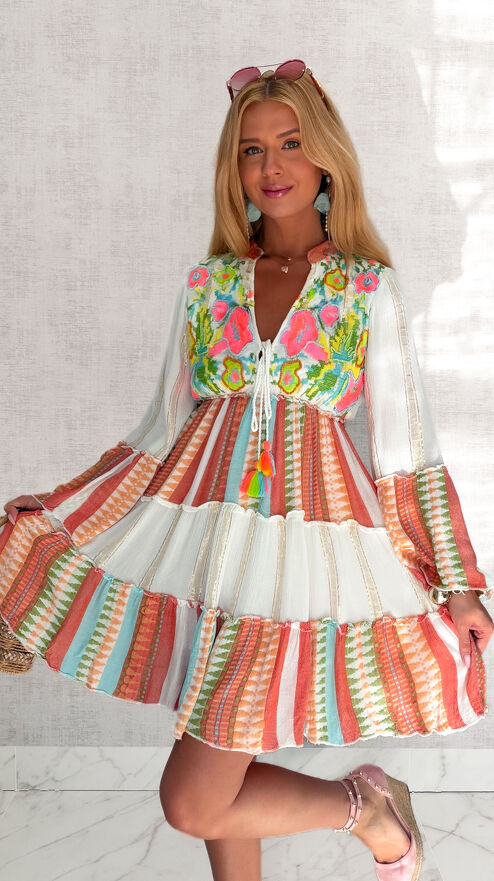 Letnia sukienka w stylu BOHO z neonowymi ozdobami - S203