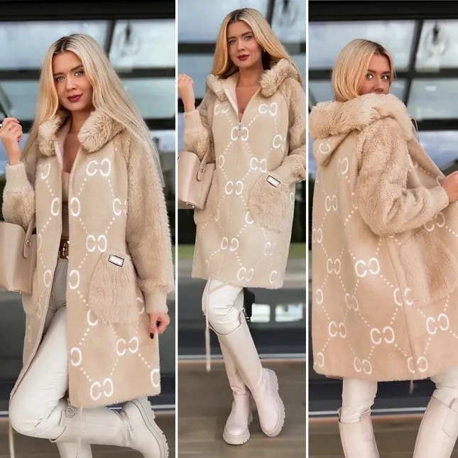 Idealny wełniany płaszcz ALPAKA z kapturem i futerkiem ONE SIZE beżowy - R120A