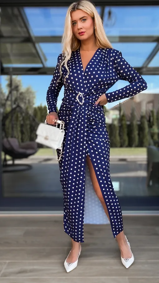 Elegancka długa sukienka w grochy z modnym rozcięciem GRANATOWA - R126B