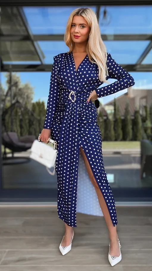 Elegancka długa sukienka w grochy z modnym rozcięciem GRANATOWA - R126B