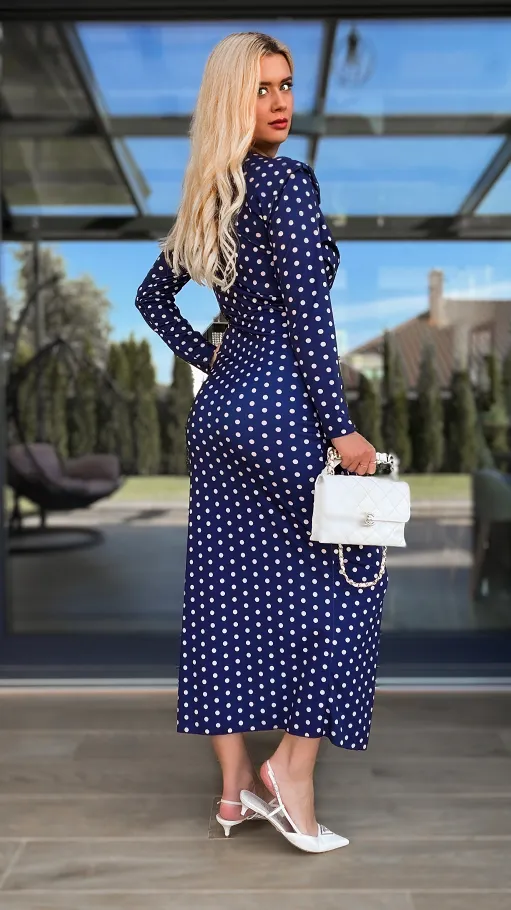 Elegancka długa sukienka w grochy z modnym rozcięciem GRANATOWA - R126B