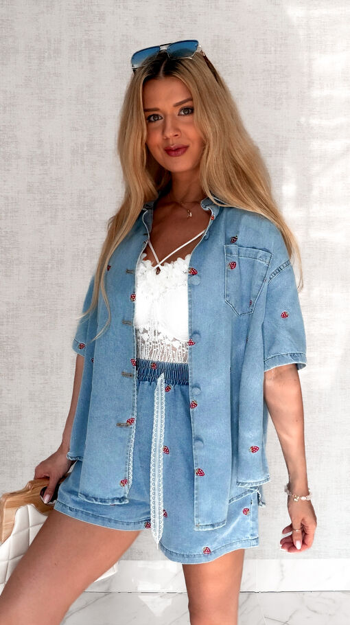 Komplet jeansowy haftowany w truskawki bluzka koszulowa + spodenki BLUE JEANS - S159A