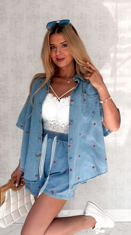 Komplet jeansowy haftowany w truskawki bluzka koszulowa + spodenki BLUE JEANS - S159A