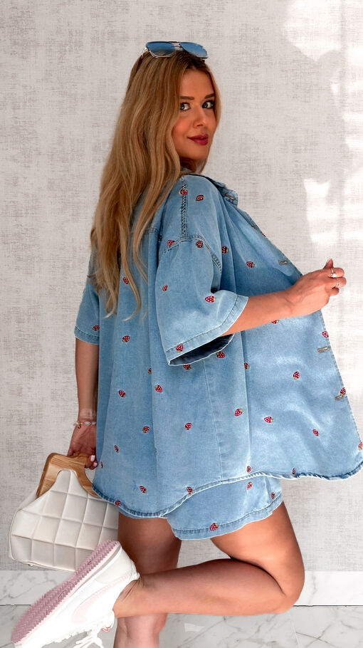 Komplet jeansowy haftowany w truskawki bluzka koszulowa + spodenki BLUE JEANS - S159A
