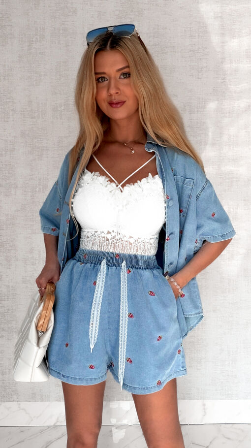 Komplet jeansowy haftowany w truskawki bluzka koszulowa + spodenki BLUE JEANS - S159A