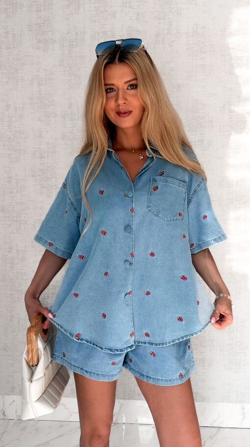 Komplet jeansowy haftowany w truskawki bluzka koszulowa + spodenki BLUE JEANS - S159A