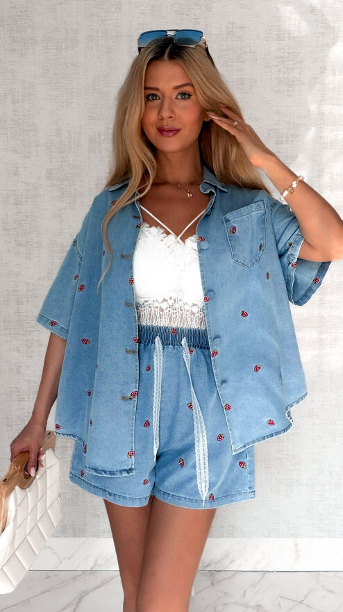 Komplet jeansowy haftowany w truskawki bluzka koszulowa + spodenki BLUE JEANS - S159A