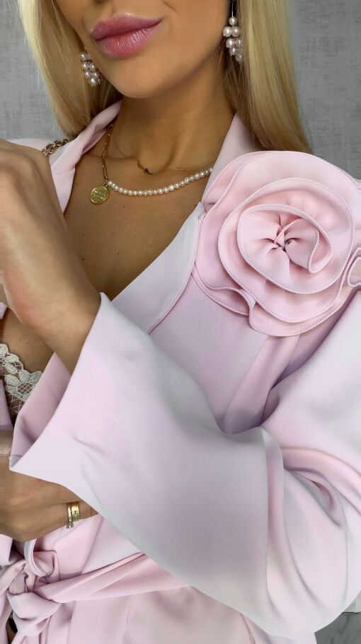 Elegancki różowy komplet z broszką żakiet + spodnie - R547A