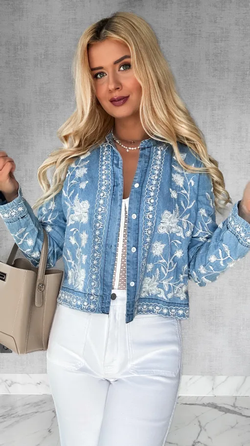 Miękka jeansowa bluzka koszulowa w modne hafty ONE SIZE - P370