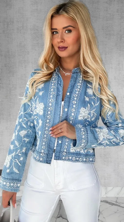 Miękka jeansowa bluzka koszulowa w modne hafty ONE SIZE - P370