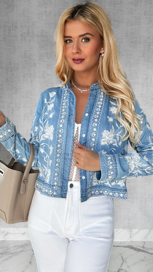 Miękka jeansowa bluzka koszulowa w modne hafty ONE SIZE - P370
