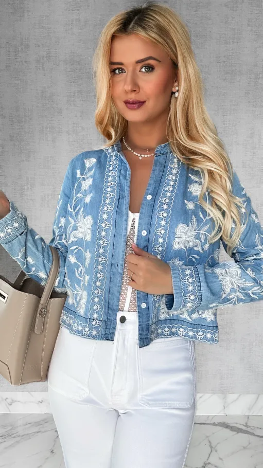 Miękka jeansowa bluzka koszulowa w modne hafty ONE SIZE - P370