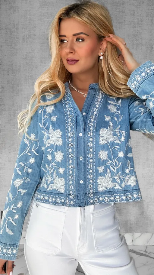 Miękka jeansowa bluzka koszulowa w modne hafty ONE SIZE - P370