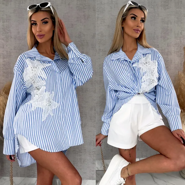 Asymetryczna koszula w niebieskie paski zdobiona koronką ONE SIZE - R568A