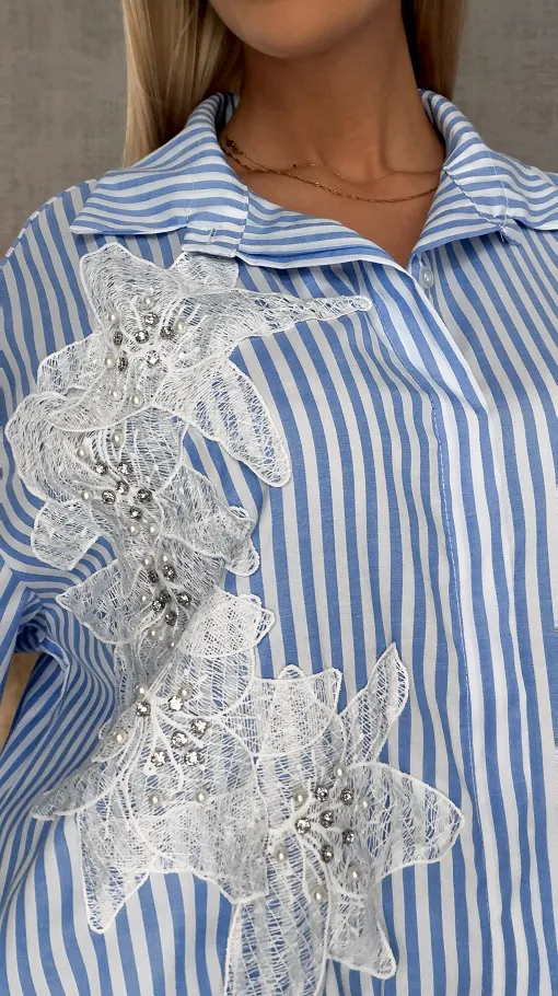 Asymetryczna koszula w niebieskie paski zdobiona koronką ONE SIZE - R568A