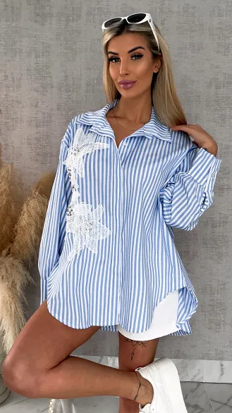 Asymetryczna koszula w niebieskie paski zdobiona koronką ONE SIZE - R568A