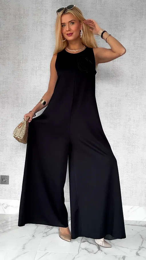 Czarny luźny kombinezon na ramiączkach z różą ONE SIZE - P725