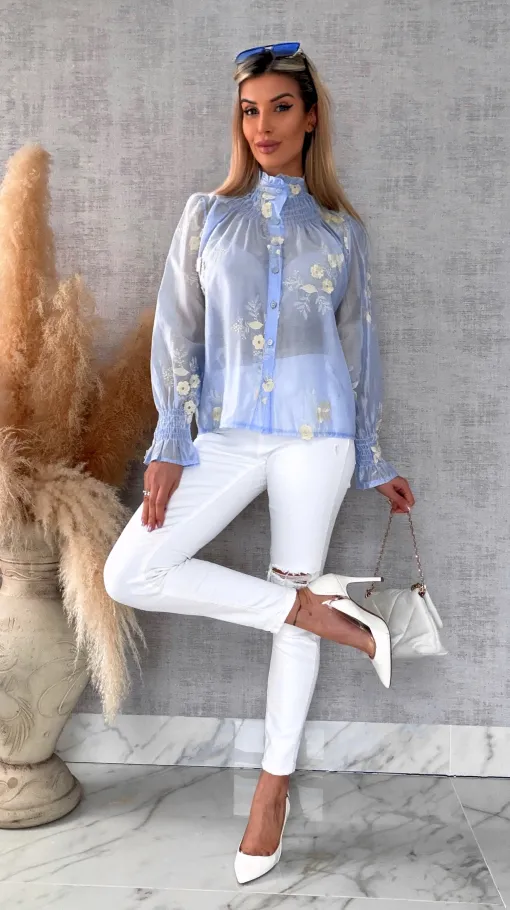 Elegancka błękitna koszula mgiełka w haftowane kwiaty ONE SIZE - R453