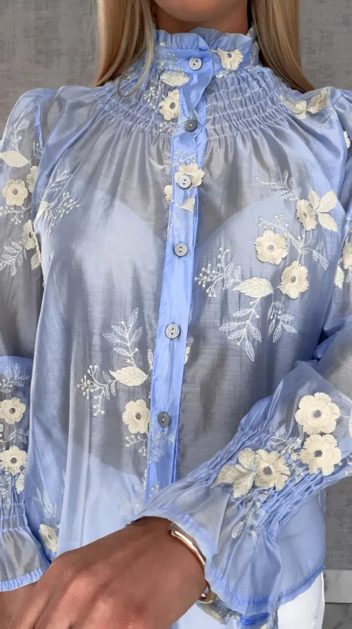 Elegancka błękitna koszula mgiełka w haftowane kwiaty ONE SIZE - R453