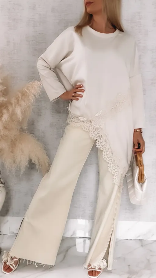 Asymetryczna beżowa bluzka obszyta koronką ONE SIZE - R819