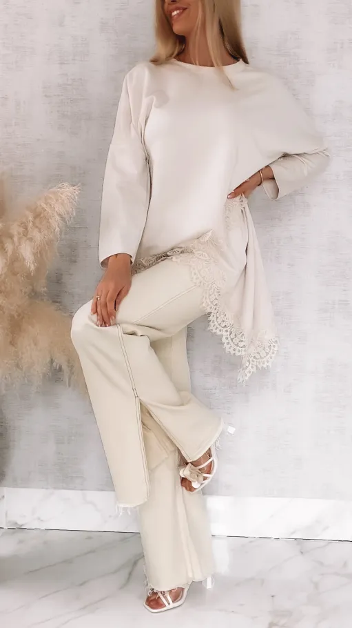 Asymetryczna beżowa bluzka obszyta koronką ONE SIZE - R819