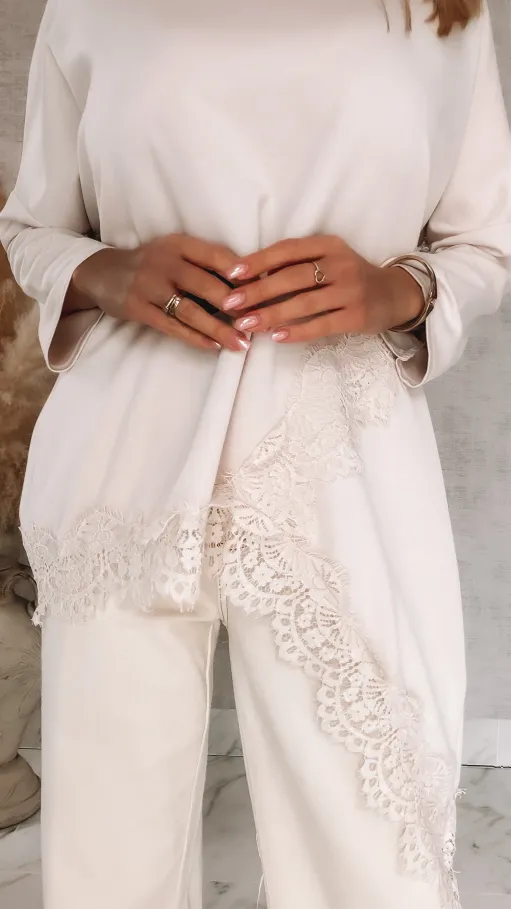 Asymetryczna beżowa bluzka obszyta koronką ONE SIZE - R819