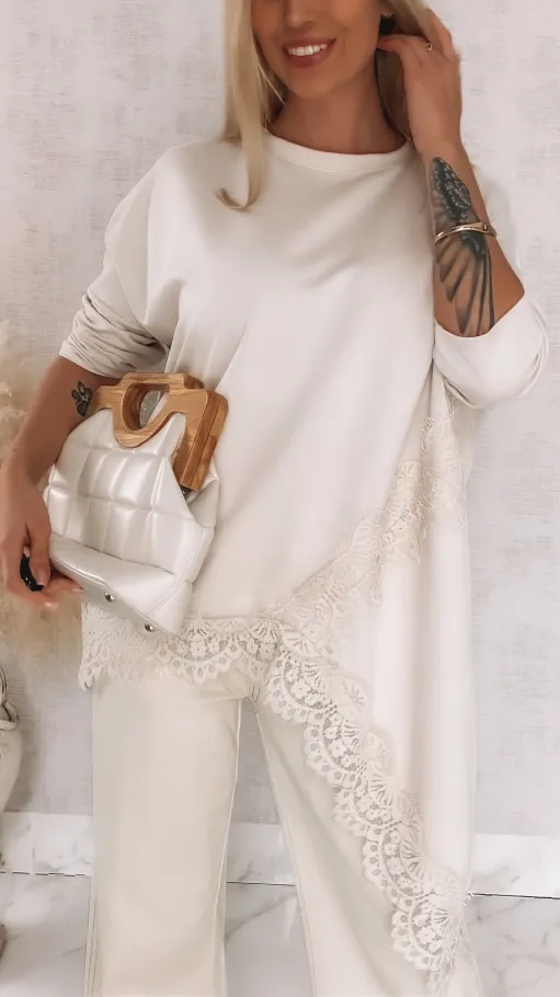 Asymetryczna beżowa bluzka obszyta koronką ONE SIZE - R819