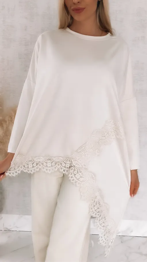 Asymetryczna beżowa bluzka obszyta koronką ONE SIZE - R819