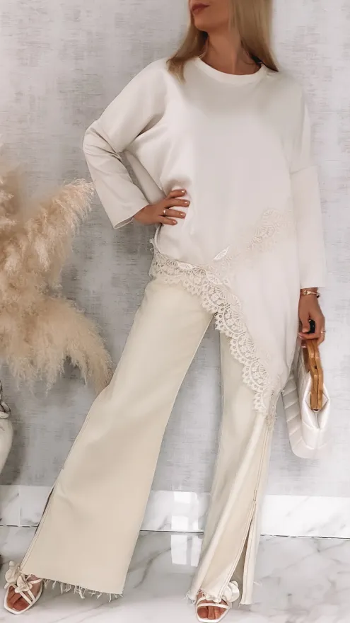 Asymetryczna beżowa bluzka obszyta koronką ONE SIZE - R819