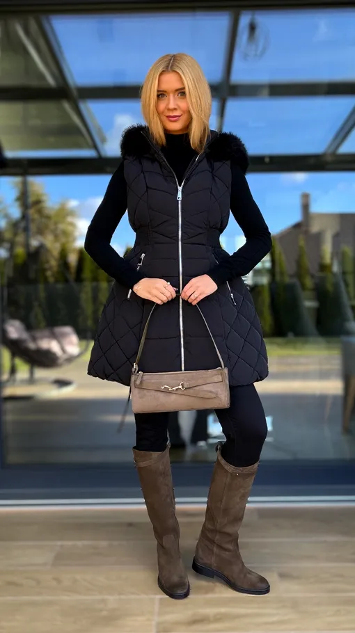 Pikowana rozkloszowana kamizelka z kapturem BLACK - R229