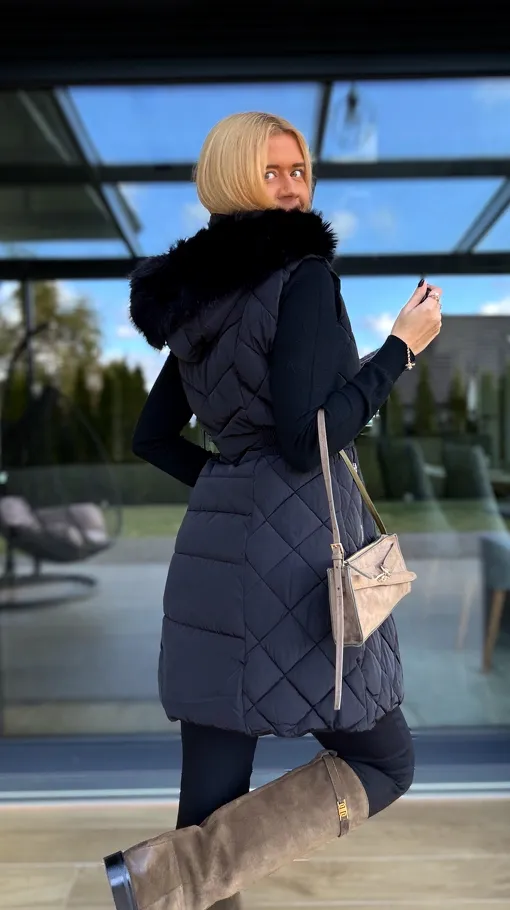 Pikowana rozkloszowana kamizelka z kapturem BLACK - R229