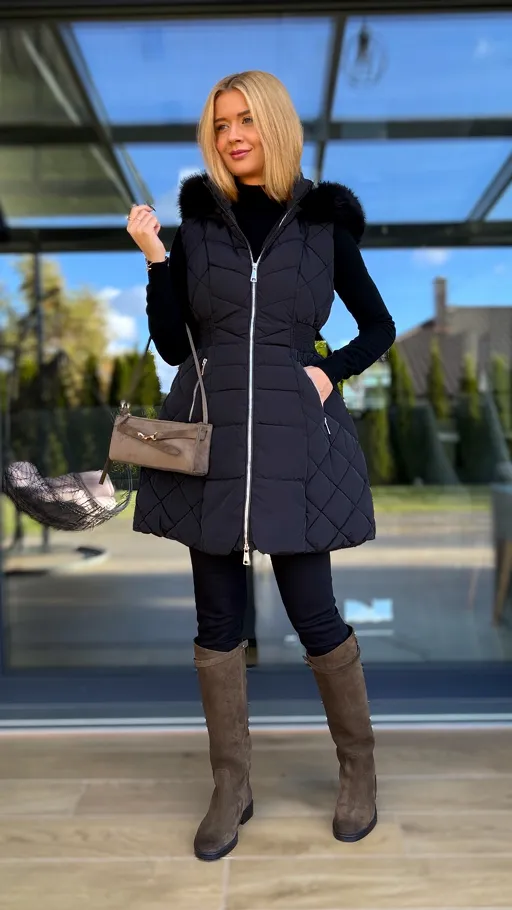 Pikowana rozkloszowana kamizelka z kapturem BLACK - R229