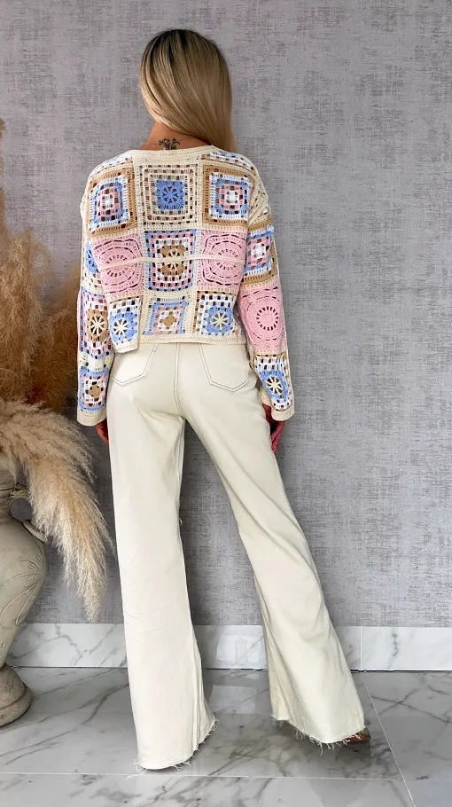 Wiosenny ażurowy sweterek w szydełkowym stylu RÓŻ z niebieskim - R690B