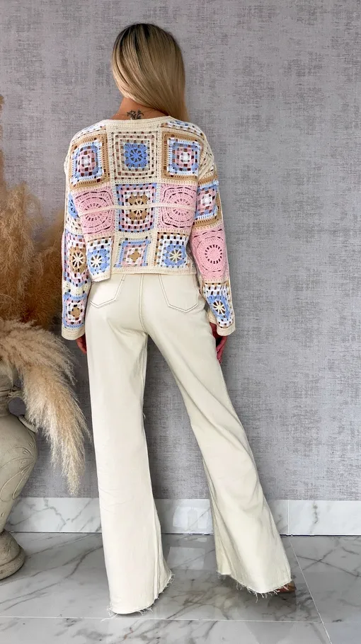 Wiosenny ażurowy sweterek w szydełkowym stylu RÓŻ z niebieskim - R690B