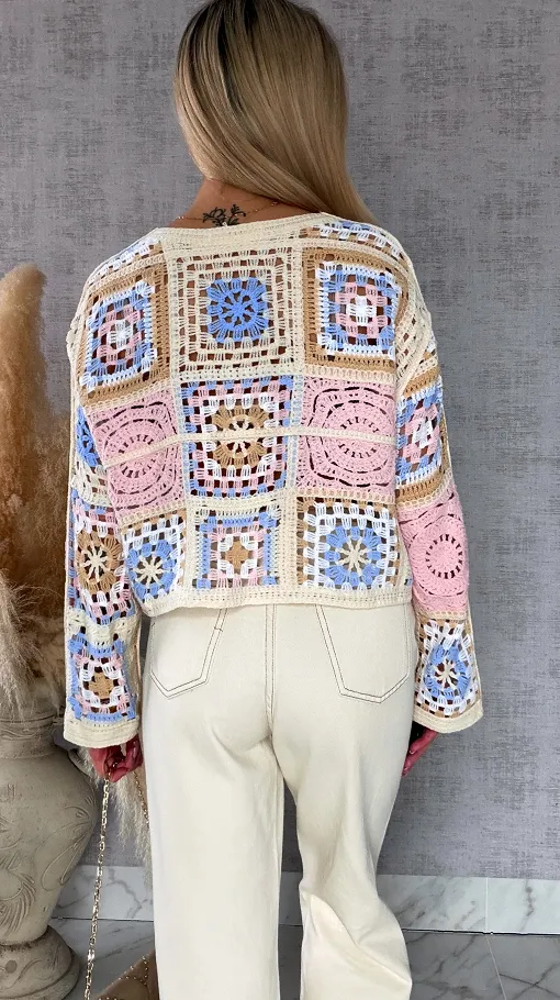 Wiosenny ażurowy sweterek w szydełkowym stylu RÓŻ z niebieskim - R690B