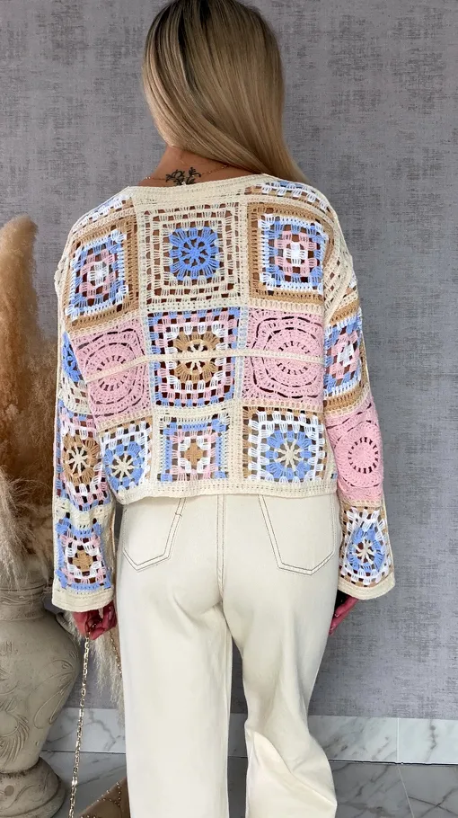 Wiosenny ażurowy sweterek w szydełkowym stylu RÓŻ z niebieskim - R690B