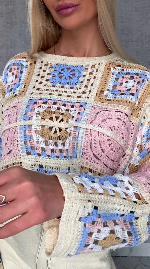 Wiosenny ażurowy sweterek w szydełkowym stylu RÓŻ z niebieskim - R690B