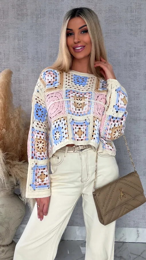 Wiosenny ażurowy sweterek w szydełkowym stylu RÓŻ z niebieskim - R690B