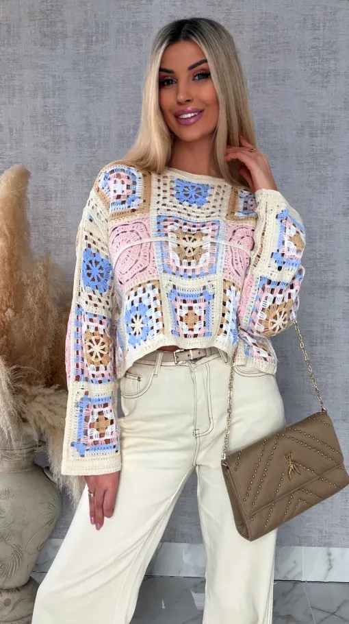 Wiosenny ażurowy sweterek w szydełkowym stylu RÓŻ z niebieskim - R690B