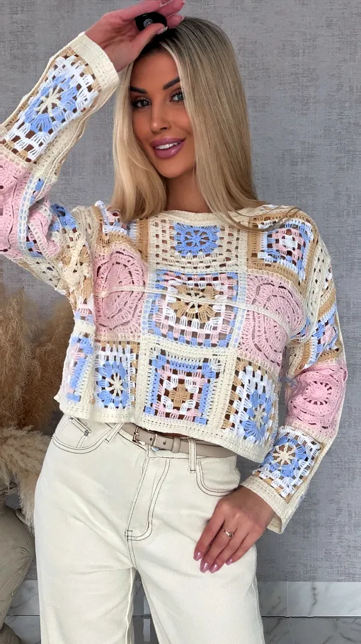 Wiosenny ażurowy sweterek w szydełkowym stylu RÓŻ z niebieskim - R690B
