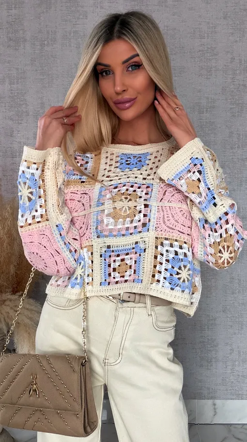 Wiosenny ażurowy sweterek w szydełkowym stylu RÓŻ z niebieskim - R690B