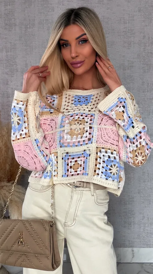 Wiosenny ażurowy sweterek w szydełkowym stylu RÓŻ z niebieskim - R690B
