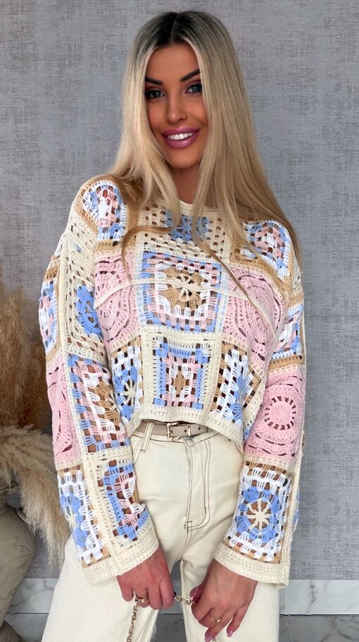 Wiosenny ażurowy sweterek w szydełkowym stylu RÓŻ z niebieskim - R690B