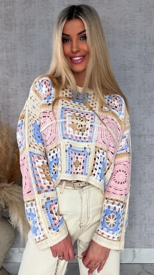 Wiosenny ażurowy sweterek w szydełkowym stylu RÓŻ z niebieskim - R690B