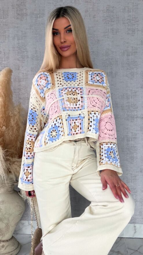 Wiosenny ażurowy sweterek w szydełkowym stylu RÓŻ z niebieskim - R690B