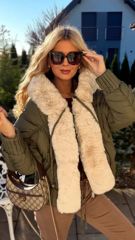 Lekka kurtka zimowa z futerkiem w stylu bomberka KHAKI - R303A